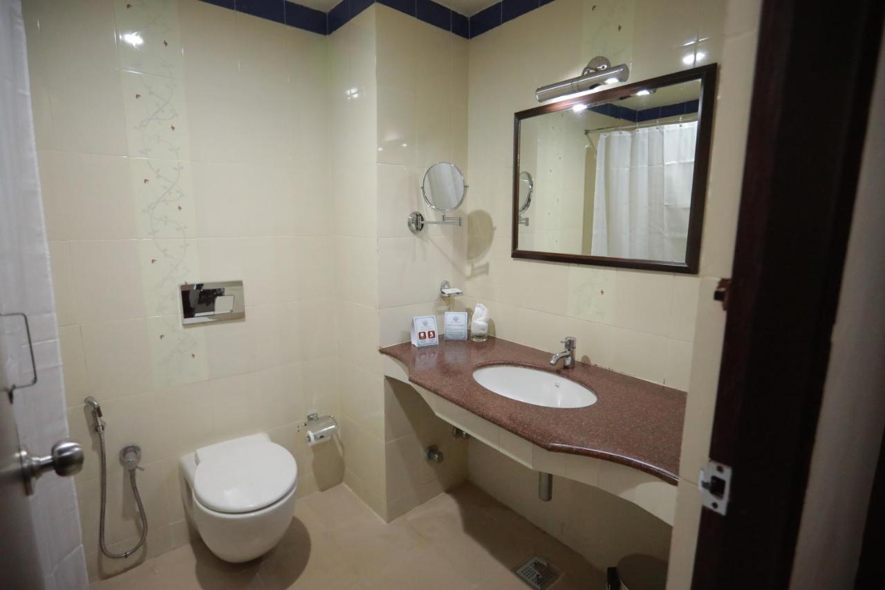 Hotel Peninsula Thrissur Kültér fotó