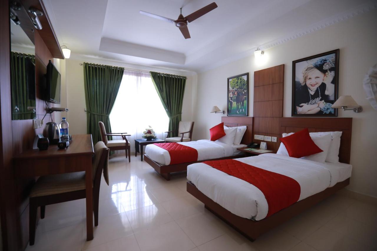 Hotel Peninsula Thrissur Kültér fotó