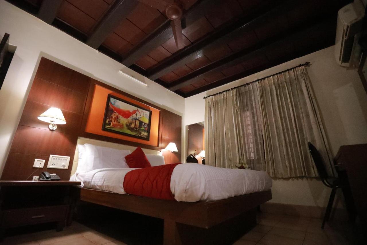 Hotel Peninsula Thrissur Kültér fotó