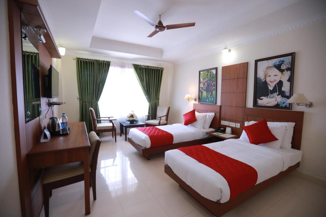 Hotel Peninsula Thrissur Kültér fotó
