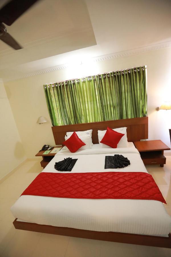 Hotel Peninsula Thrissur Kültér fotó