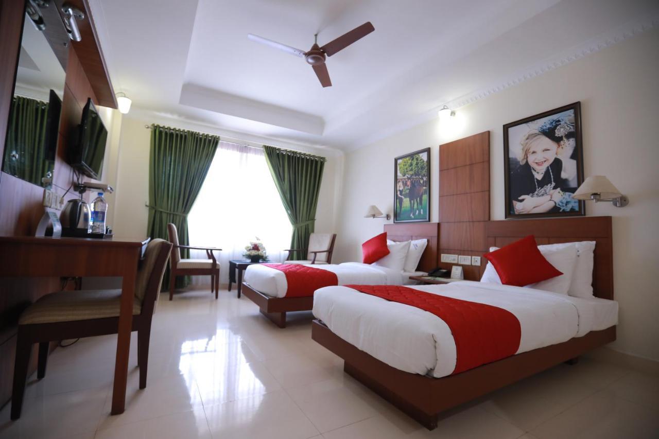 Hotel Peninsula Thrissur Kültér fotó