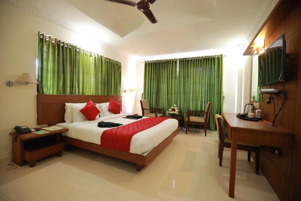 Hotel Peninsula Thrissur Kültér fotó