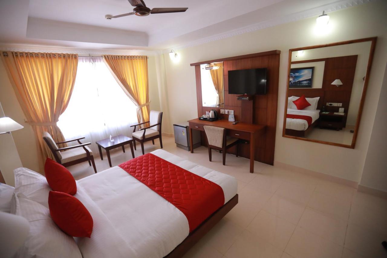Hotel Peninsula Thrissur Kültér fotó