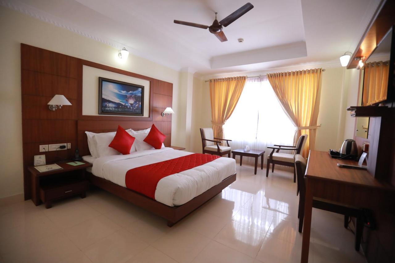 Hotel Peninsula Thrissur Kültér fotó