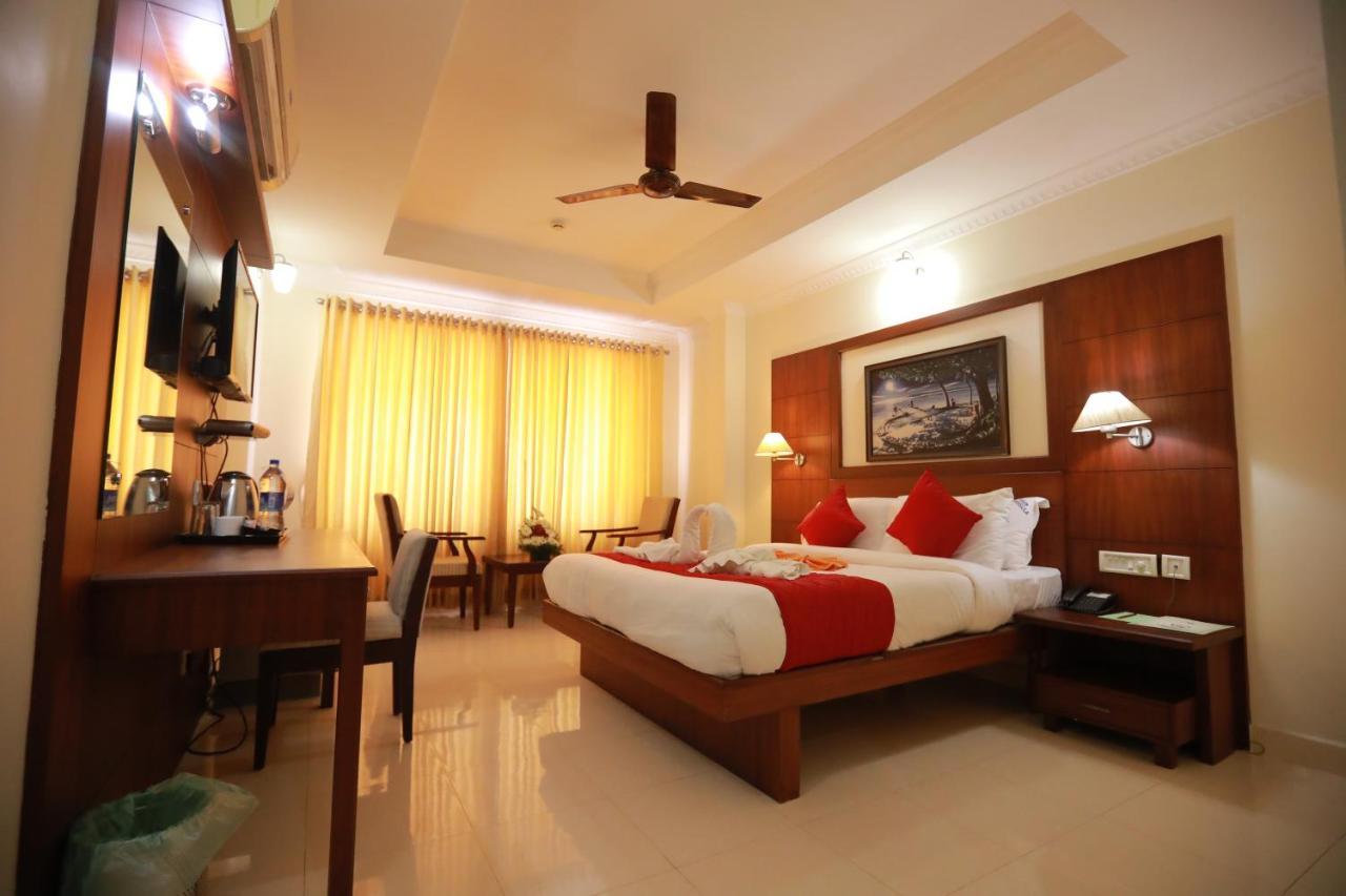 Hotel Peninsula Thrissur Kültér fotó