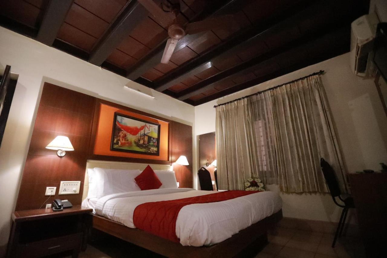 Hotel Peninsula Thrissur Kültér fotó